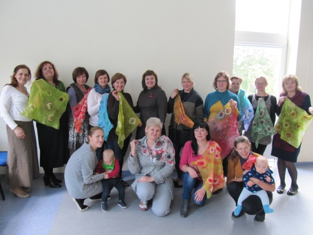 Susirinkusieji terapijos užsiėmime tapė ant šilko. Rokiškio VSB archyvo nuotr. Susirinkusieji terapijos užsiėmime tapė ant šilko. Rokiškio VSB archyvo nuotr.