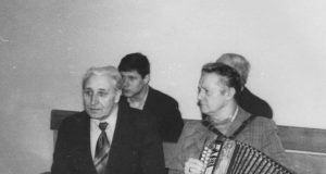 „Baltų ainių“ renginiai smagūs ir be alkoholio: 1993 m. šventinę nuotaiką draugijos susirinkimo dalyviams kėlė muzikantas Edvardas Kačinskas
