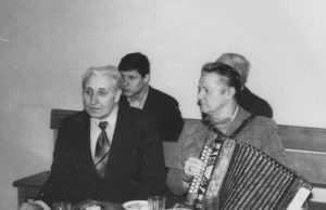 „Baltų ainių“ renginiai smagūs ir be alkoholio: 1993 m. šventinę nuotaiką draugijos susirinkimo dalyviams kėlė muzikantas Edvardas Kačinskas