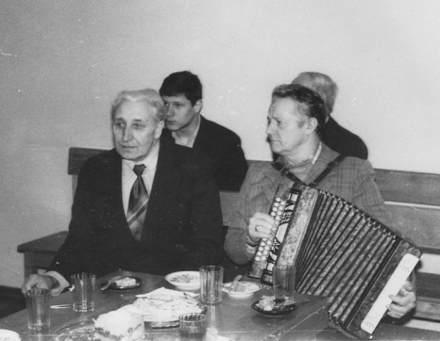 „Baltų ainių“ renginiai smagūs ir be alkoholio: 1993 m. šventinę nuotaiką draugijos susirinkimo dalyviams kėlė muzikantas Edvardas Kačinskas „Baltų ainių“ renginiai smagūs ir be alkoholio: 1993 m. šventinę nuotaiką draugijos susirinkimo dalyviams kėlė muzikantas Edvardas Kačinskas