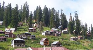 Bachmaro kurortas įsikūręs tarp kalnų.