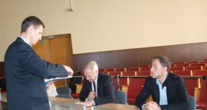 Komisijos pirmininkas Ramūnas Godeliauskas egzamino testus įteikė rajono merui Almantui Blažiui ir Visuomenės sveikatos biuro direktoriui Tadui Stakėnui. L.Dūdaitės nuotr.