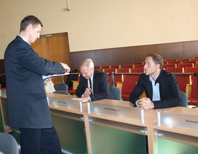 Komisijos pirmininkas Ramūnas Godeliauskas egzamino testus įteikė rajono merui Almantui Blažiui ir Visuomenės sveikatos biuro direktoriui Tadui Stakėnui. L.Dūdaitės nuotr.