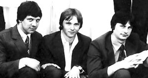 1982 m. abiturientų išleistuvių nuotraukoje - pogrindinės Pandėlio mokyklos jaunimo kuopelės nariai A.Blažys (iš kairės)