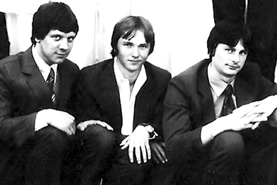 1982 m. abiturientų išleistuvių nuotraukoje - pogrindinės Pandėlio mokyklos jaunimo kuopelės nariai A.Blažys (iš kairės)