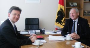 Sveikatos apsaugos viceministras Audrius Klišonis (kairėje) rajono merui Almantui Blažiui patarė apsvarstyti galimybę dar šiemet panaikinti rajono ligoninės Pandėlio palaikomojo gydymo ir slaugos skyrių