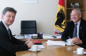 Sveikatos apsaugos viceministras Audrius Klišonis (kairėje) rajono merui Almantui Blažiui patarė apsvarstyti galimybę dar šiemet panaikinti rajono ligoninės Pandėlio palaikomojo gydymo ir slaugos skyrių