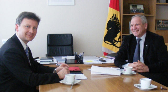 Sveikatos apsaugos viceministras Audrius Klišonis (kairėje) rajono merui Almantui Blažiui patarė apsvarstyti galimybę dar šiemet panaikinti rajono ligoninės Pandėlio palaikomojo gydymo ir slaugos skyrių