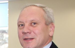 Pričiupo nelegalius miško kirtėjus Valstybinė darbo inspekcijos Panevėžio skyriaus vyriausiasis darbo inspektorius Almantas Blažys. D.Zibolienės nuotr.