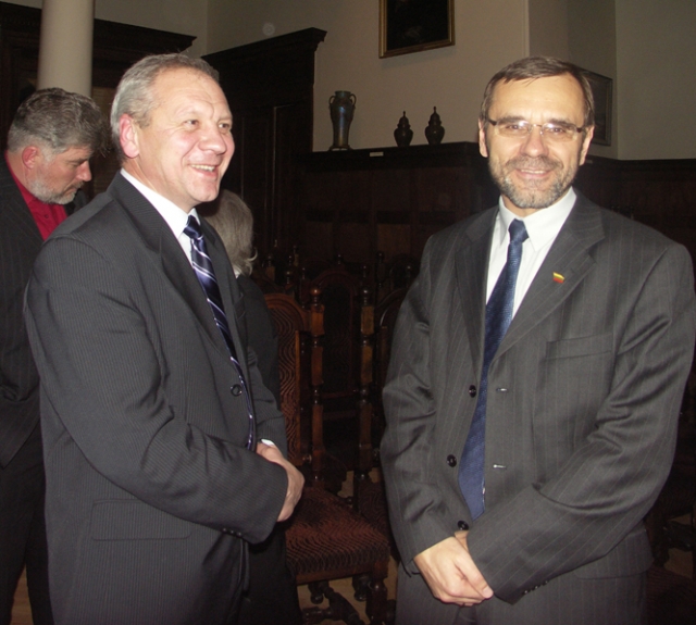 Buvęs rajono meras Almantas Blažys (kairėje) traukiasi iš Tėvynės Sąjungos-Lietuvos krikščionių demokratų partijos Rokiškio skyriaus pirmininko pareigų. Buvęs rajono meras Almantas Blažys (kairėje) traukiasi iš Tėvynės Sąjungos-Lietuvos krikščionių demokratų partijos Rokiškio skyriaus pirmininko pareigų.