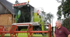 Rajono tarybos opozicijos lyderis A.Blažys pailsi prie traktoriaus ar kombaino vairo. A.Minkevičienės nuotr.