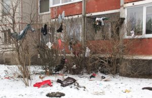 Po daugiabučio balkonu – skarmalais „papuoštas“ medis Ant medžio kabojo palaidinės