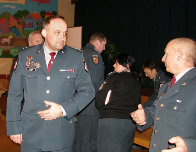 Panevėžio apskrities policijos vadovas Rimantas Bobinas (kairėje) rajono policijai lengvų metų nežadėjo. Greta – rajono komisariato viršininkas Stasys Meliūnas. A.Minkevičienės nuotr. Panevėžio apskrities policijos vadovas Rimantas Bobinas (kairėje) rajono policijai lengvų metų nežadėjo. Greta – rajono komisariato viršininkas Stasys Meliūnas. A.Minkevičienės nuotr.