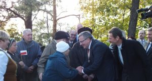 Be elektros ir kitų civilizacijos patogumų gyvenanti Janina Dagytė nenori palikti tėvų namų. L.Dūdaitės nuotr.