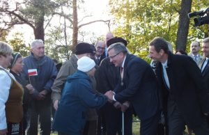 Vienišos Velykos balanos gadynėje Be elektros ir kitų civilizacijos patogumų gyvenanti Janina Dagytė nenori palikti tėvų namų. L.Dūdaitės nuotr.