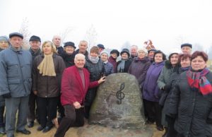 Prie  paminklo nusifotografavo sąjungos „Bočiai“ Rokiškio bendrijos nariai. S. Jankauskio nuotr.