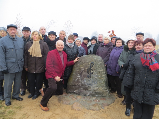 Prie  paminklo nusifotografavo sąjungos „Bočiai“ Rokiškio bendrijos nariai. S. Jankauskio nuotr.