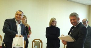 Pirmąją viešnagės dieną Boršos mero Timis Ion Sorin (kairėje) vadovaujamą delegaciją priėmė Rokiškio meras Antanas Vagonis. A.Minkevičienės nuotr.
