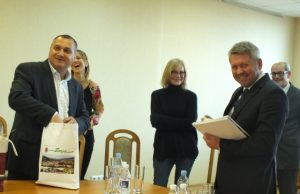 Pirmąją viešnagės dieną Boršos mero Timis Ion Sorin (kairėje) vadovaujamą delegaciją priėmė Rokiškio meras Antanas Vagonis. A.Minkevičienės nuotr.