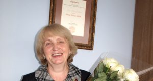 Bosų bosės Z.Kapušinskienės rankose – 867 „Gimtojo Rokiškio“ kuponai. L.Dūdaitės nuotr.