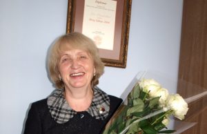 Bosų bosės Z.Kapušinskienės rankose – 867 „Gimtojo Rokiškio“ kuponai. L.Dūdaitės nuotr.