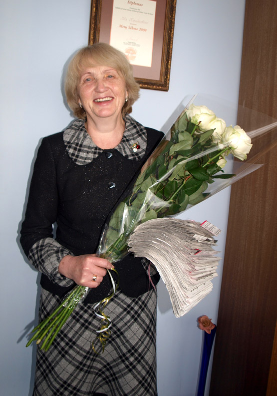 Bosų bosės Z.Kapušinskienės rankose – 867 „Gimtojo Rokiškio“ kuponai. L.Dūdaitės nuotr.