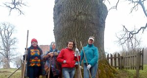 Bradesių ąžuolo talkininkės Nadiežda Ivanova (iš kairės)