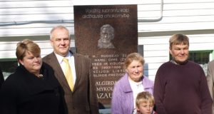 Prie naujosios memorialinės lentos dabartiniai namo gyventojai Juzefa ir Valdas Prunskai (dešinėje) su Prezidento dukra Audrone Usoniene ir jos vyru Algirdu. D.Zibolienės nuotr.