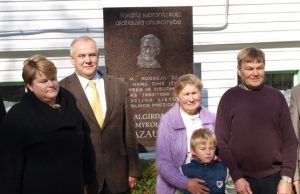 Atminimo lentoje duktė nepažino savo tėvo… Prie naujosios memorialinės lentos dabartiniai namo gyventojai Juzefa ir Valdas Prunskai (dešinėje) su Prezidento dukra Audrone Usoniene ir jos vyru Algirdu. D.Zibolienės nuotr.