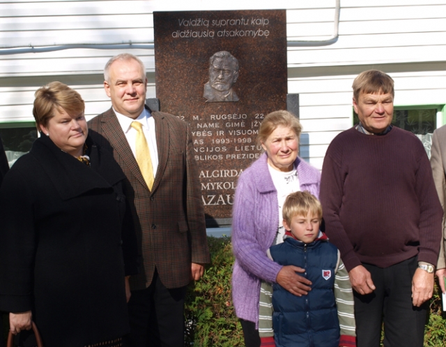 Prie naujosios memorialinės lentos dabartiniai namo gyventojai Juzefa ir Valdas Prunskai (dešinėje) su Prezidento dukra Audrone Usoniene ir jos vyru Algirdu. D.Zibolienės nuotr.