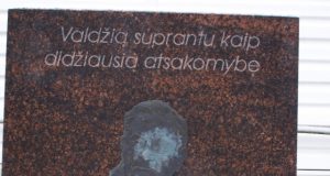 Algirdo Mykolo Brazausko paminklo bareljefą galėjo pažeisti rūgšti medžiaga. L.Dūdaitės nuotr.