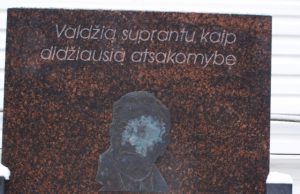 Išpurvintas paminklas niekam nerūpi? Algirdo Mykolo Brazausko paminklo bareljefą galėjo pažeisti rūgšti medžiaga. L.Dūdaitės nuotr.