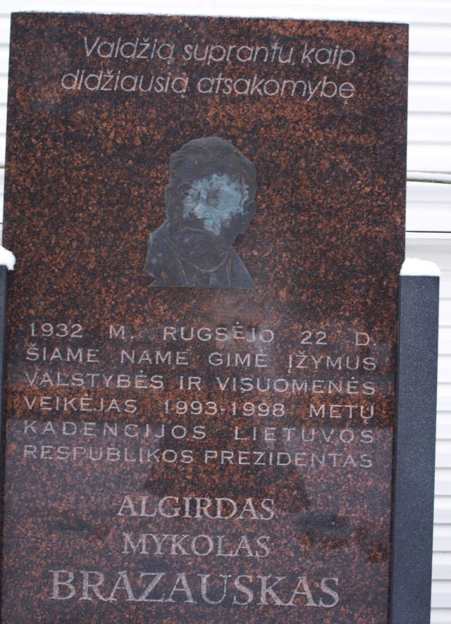 Algirdo Mykolo Brazausko paminklo bareljefą galėjo pažeisti rūgšti medžiaga. L.Dūdaitės nuotr.