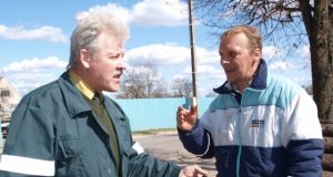 Aplinkosaugininkas Vidmantas Bražiūnas (kairėje) gyrė Albertą Giedrį už rajone plėtojamą dekoratyvinių gėlių auginimo verslą