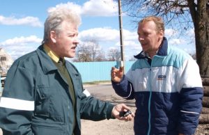 Ir ėmė rokiškėnai ją vadinti Malkų gatve Aplinkosaugininkas Vidmantas Bražiūnas (kairėje) gyrė Albertą Giedrį už rajone plėtojamą dekoratyvinių gėlių auginimo verslą