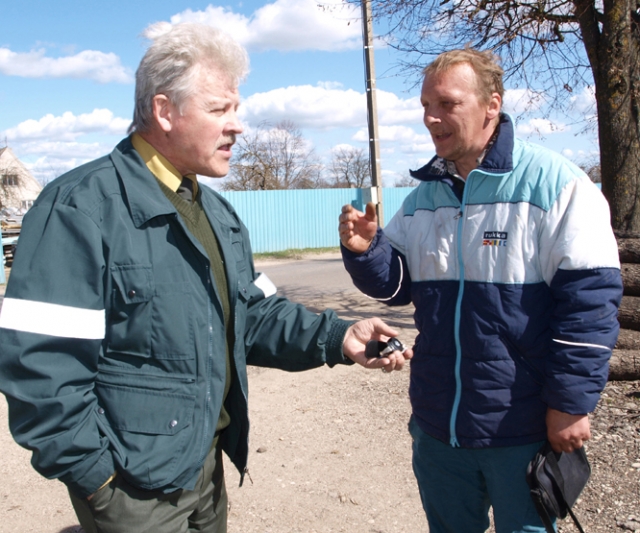 Aplinkosaugininkas Vidmantas Bražiūnas (kairėje) gyrė Albertą Giedrį už rajone plėtojamą dekoratyvinių gėlių auginimo verslą