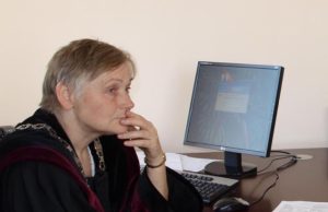 Pragėrusiems teisę vairuoti – užuovėja Neįgaliųjų draugijoje? Teismo pirmininkei Nijolei Bražiūnienei kilo abejonių dėl itin dažno Neįgaliųjų draugijos Rokiškio skyriaus pirmininkės Janinos Šliominos tarpininkavimo.