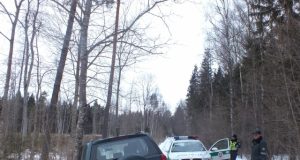 Aplinkosaugininkų ir žurnalistų kelionė prie Beičių kaimo tvenkinio baigėsi pusiaukelėje avarija. A.Minkevičienės nuotr.