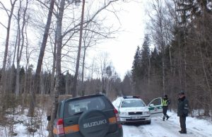 Aplinkosaugininkų ir žurnalistų kelionė prie Beičių kaimo tvenkinio baigėsi pusiaukelėje avarija. A.Minkevičienės nuotr.