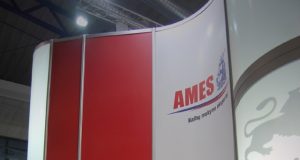 Oksfordo vidurinės mokyklos atstovas Krisas Broadhurstas noriai bendravo su būsimaisiais studentais. E.Briedytės nuotr.