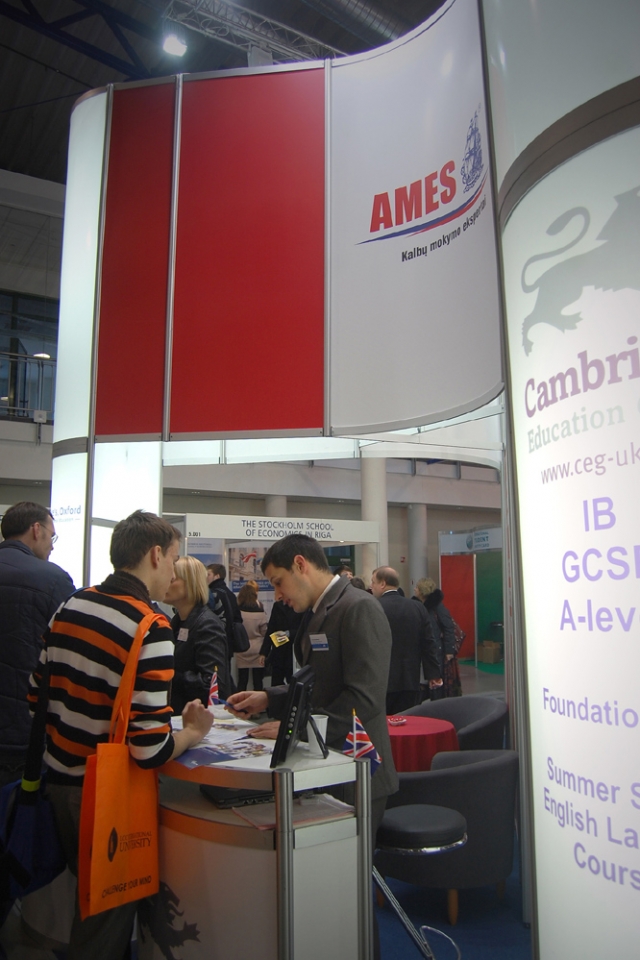 Oksfordo vidurinės mokyklos atstovas Krisas Broadhurstas noriai bendravo su būsimaisiais studentais. E.Briedytės nuotr.