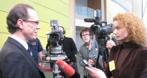 Po klausymų maratono Algirdas Šemeta (kairėje) atsakė į žurnalistus dominančius  klausimus.