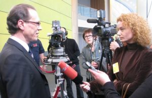 Algirdas Šemeta: narstė po kaulelį, tačiau portfelio nežadėjo Po klausymų maratono Algirdas Šemeta (kairėje) atsakė į žurnalistus dominančius klausimus.