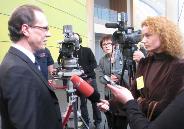 Po klausymų maratono Algirdas Šemeta (kairėje) atsakė į žurnalistus dominančius  klausimus.