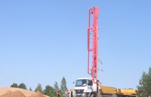 Rangovams nepavyko tinkamai išlieti Velykalnio teniso kortų pagrindo. L.Dūdaitės nuotr.