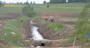 Avarijos vietoje darbavęsi žmonės siurbė naftos produktais užterštą vandenį.