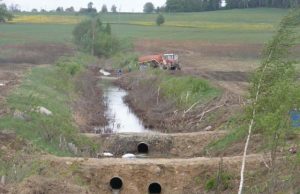 Dyzelinu užterštų laukų savininkai grasina teismais Avarijos vietoje darbavęsi žmonės siurbė naftos produktais užterštą vandenį.