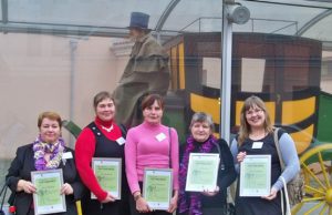 Aktyvūs skaitytojai geriausiomis rajono bibliotekininkėmis – e. mokytojomis išrinko A.Balčiūnienę (iš kairės)