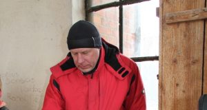 Savamokslis muzikos instrumentų meistras Vytautas Švažas ir Leonardas Šablinskas (stovi) įdėmiai tyrinėjo