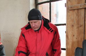 Būgno laukia naujas gyvenimas Savamokslis muzikos instrumentų meistras Vytautas Švažas ir Leonardas Šablinskas (stovi) įdėmiai tyrinėjo